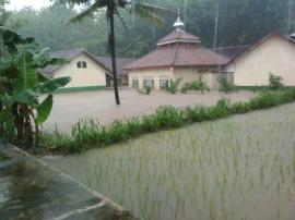 HUJAN LEBAT SELAMA 3 HARI, GIRIPURWO TERENDAM BANJIR