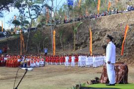 RIBUAN PESERTA UPACARA DETIK – DETIK PROKLAMASI PADATI LAPANGAN BALONG