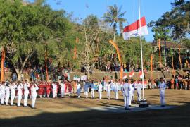 BENDERA MERAH PUTIH DI TURUNKAN, UPACARA HUT RI KE 74 DI KECAMATAN PURWOSARI SELESAI 