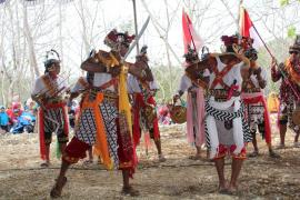 REOG DAN THEK –THEK JADI SAJIAN PEMBUKA “PENTAS SENI GELAR BUDAYA” PADUKUHAN TLOGOWARAK